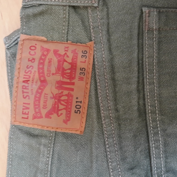 Levi's button-up 501 jeans like new. - Picture 3 of 3